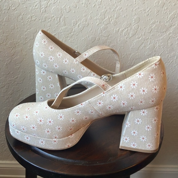 Madden Girl: Tan with flower pattern heeled Mary Jane style shoes- Y2K- 9M - Picture 7 of 16